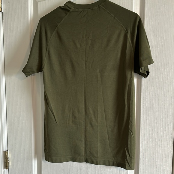 Men’s Small Fabletics Olive Green Athletic Tee - Picture 3 of 4
